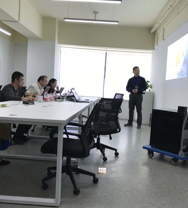 销售总监给客户展示产品